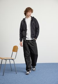 Jordan HOODIE - Vetoketjullinen college - black/white