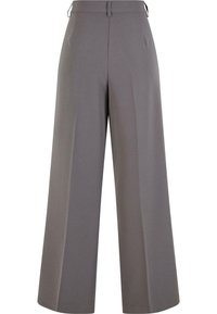 Pantalon gris à jambes larges avec plis devant, passants de ceinture et poches latérales sur fond blanc.