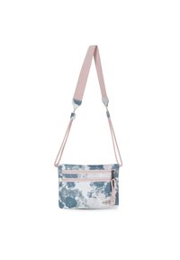 Borsa a tracolla in tessuto con un motivo nuvoloso blu e bianco, dotata di una tracolla rosa, due tasche con zip e un'etichetta con logo.