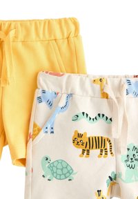 To par børneshorts: ét par i blødt gult stof, det andet i beige med farverige dyremotiver, begge med elastisk talje.