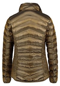 Metallic olivgrön pufferjacka med ett chevronquiltmönster, hög krage och elastiska ärmslut. Slät, glänsande textur.