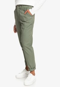 Roxy SUNNY ESCAPE  MIT KAROTTENSCHNITT - Broek - green