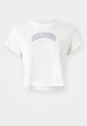 Bela skrajšana majica iz bombaža, s poudarkom "NIKE SPORTS" v vijoličnem vezenju in majhnim logotipom Nike. Kratki rokavi in okrogli ovratnik.