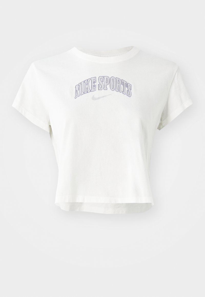 Biały krótki t-shirt wykonany z bawełny, z haftem "NIKE SPORTS" w purpurowym kolorze oraz małym logo Nike. Krótkie rękawy i okrągły dekolt.