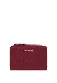 Portafoglio zip in pelle bordeaux con zip dorata e logo COCCINELLE impresso in oro al centro frontale.