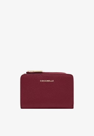 Portafoglio zip in pelle bordeaux con zip dorata e logo COCCINELLE impresso in oro al centro frontale.