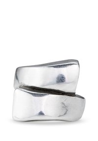 Anillo de tono plateado pulido con un diseño orgánico y retorcido; presenta superficies suaves y texturizadas, creando contraste visual y profundidad.