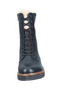 Bota de cuero negro hasta la rodilla con un acabado texturizado, forro de piel sintética en la parte superior y una suela marrón en contraste. Presenta un diseño con cordones en la parte delantera.