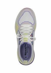 Scarpe atletiche leggere con una tomaia in rete bianca, dettagli in lilla e giallo pastello. Presentano una suola ammortizzata e un design dei lacci intrecciato.