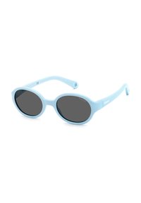 Occhiali da sole azzurri con una montatura ovale, lenti grigio scuro e texture in plastica liscia. Presentano aste delle tempie curve. Logo del marchio visibile.