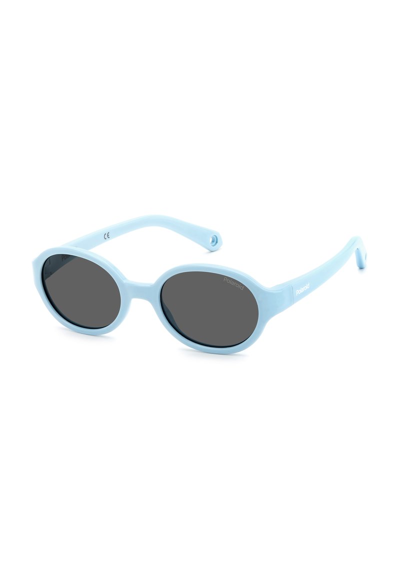 Occhiali da sole azzurri con una montatura ovale, lenti grigio scuro e texture in plastica liscia. Presentano aste delle tempie curve. Logo del marchio visibile.
