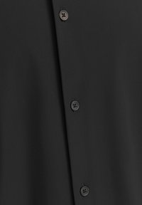Camicia nera con bottone, realizzata in un tessuto liscio, caratterizzata da cinque bottoni scuri e una leggera lucentezza, che mette in evidenza un design classico.
