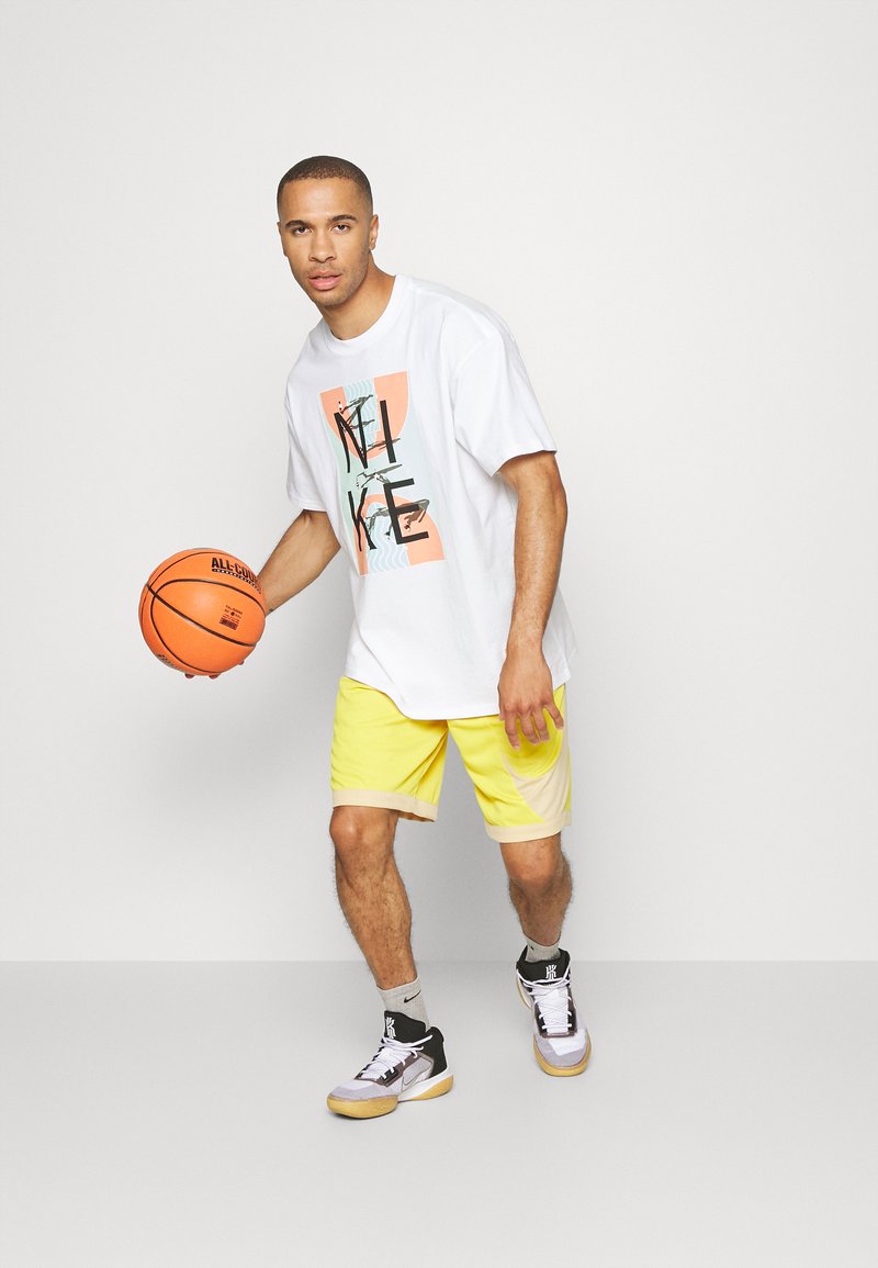 Herren Sportbekleidung | Nike Performance TEE T-Shirt print white/weiß - FB46682 Herren Sportbekleidung | Nike Performance TEE T-Shirt print white/weiß - FB46682