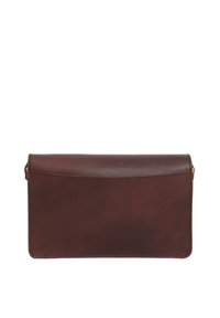 Smeđa kožna torbica s elegantnim pravokutnim oblikom, glatkom teksturom i magnetskim zatvaračem. Minimalistički dizajn, bez vidljivih uzoraka ili hardvera.