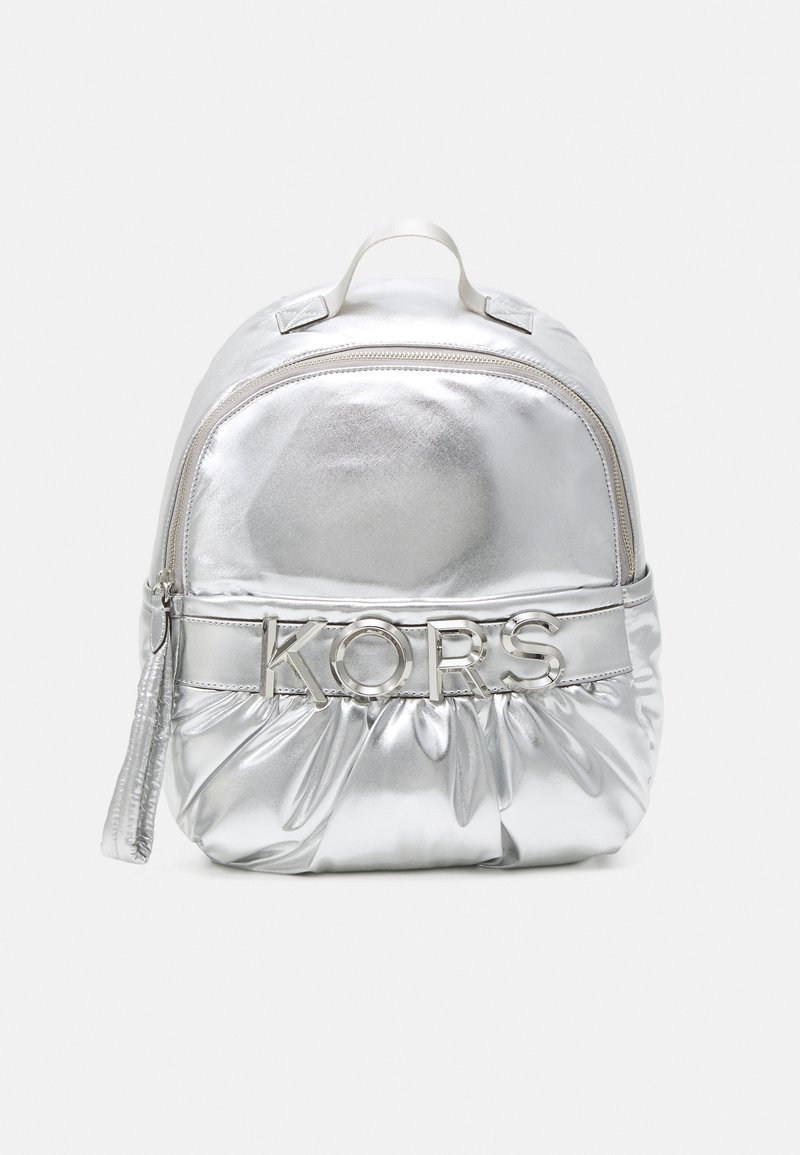 Sac à dos en métal argenté avec texture matelassée, doté d'une poignée supérieure et d'une fermeture éclair à l'avant. Le nom de la marque "KORS" est affiché en évidence en métal argenté.