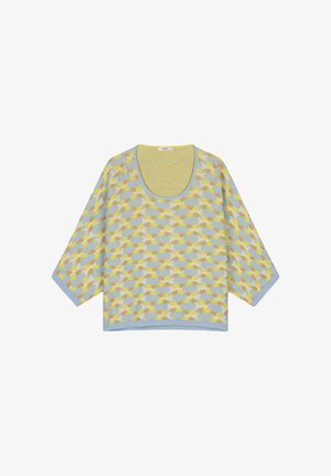 Lichtblauwe trui met een ronde hals, met een geel bloemmotief en driekwart mouwen. Zachte textuur, losse pasvorm en contrasterende zoom.