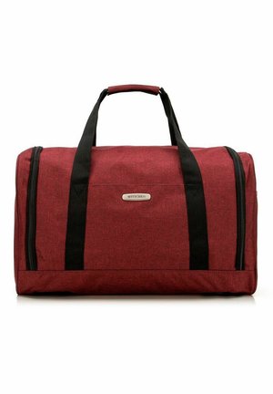 Borsa da viaggio in tessuto rosso con manici neri e chiusura a zip. Presenta un logo del brand argentato sul davanti, forma rettangolare e superficie texturizzata.