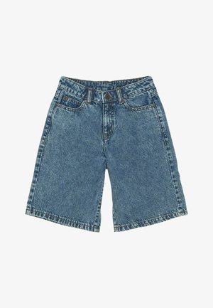 Denimshorts i mellem blå med en standard talje, forlommer og kontraststing. Lige ben med en flosset kant.
