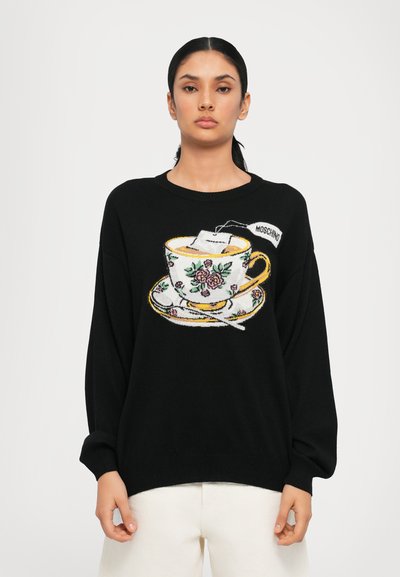 Suéter negro con un gráfico de punto de una taza de té y un platillo, decorado con patrones florales y una etiqueta de Moschino. Ajuste cómodo y holgado.