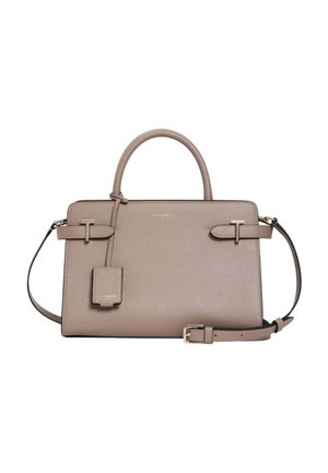 Bolso rectangular de cuero color topo con asas superiores, correa de hombro ajustable, detalles con hebillas frontales y una pequeña etiqueta de cuero adjunta.