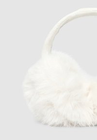 Borsa a mano in pelliccia sintetica bianca con una forma arrotondata, texture morbida e manico superiore. I dettagli delle cuciture sono sottili e la chiusura non è visibile.