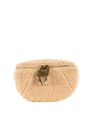 Pequeño estuche beige y peludo con cremallera y tiradores de cremallera de cordón verde con puntas metálicas sobre un fondo blanco.