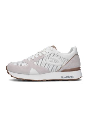 Sneaker con una toma superiore in rete bianca, accenti in suede grigio chiaro e suola in gomma marrone. Caratteristiche includono un design con lacci e branding "GUARDIANI".