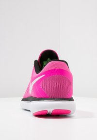 Scarpa sportiva con tomaia in rete rosa, dettagli neri e suola bianca. Caratterizzata da un tallone arrotondato e un design ergonomico per il comfort.