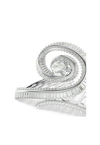 Une broche argentée en spirale ornée d'un grand diamant central et de petites pierres pavées, mettant en valeur des détails complexes et une élégance raffinée.