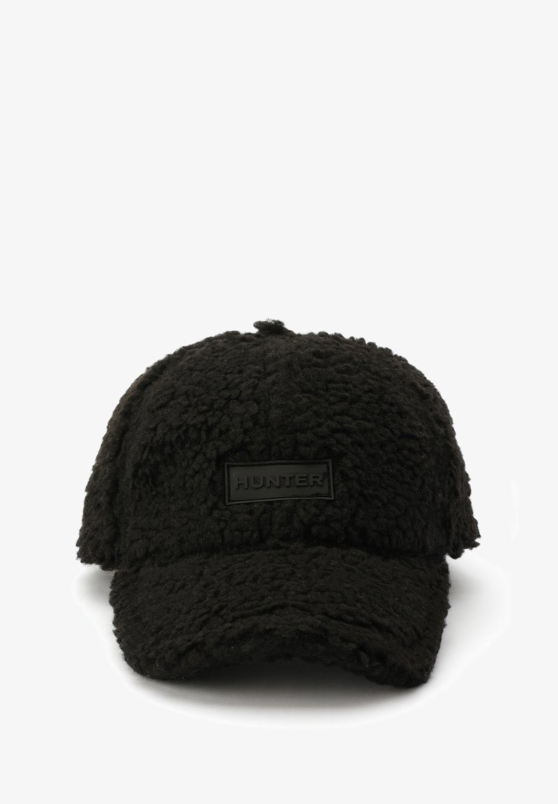 Casquette de baseball noire texturée avec un écusson logo « HUNTER » centré sur le panneau avant, présentée sur un fond blanc.