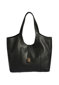 Zwarte leren tote bag met brede, afgeronde handvatten, een textuur afwerking en een gouden slotdetail. Ruim, met een open bovenkant ontwerp.