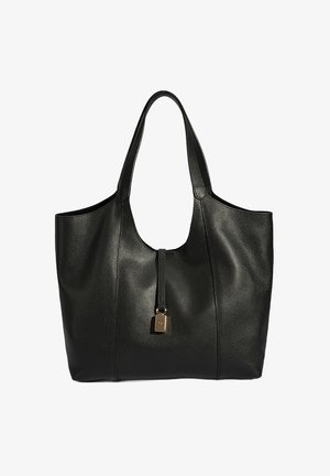 Zwarte leren tote bag met brede, afgeronde handvatten, een textuur afwerking en een gouden slotdetail. Ruim, met een open bovenkant ontwerp.