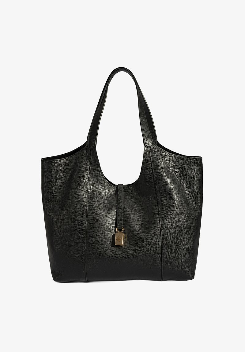 Zwarte leren tote bag met brede, afgeronde handvatten, een textuur afwerking en een gouden slotdetail. Ruim, met een open bovenkant ontwerp.