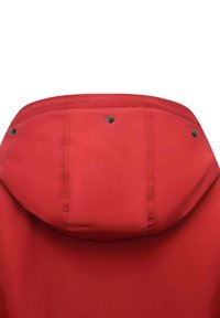 Rode jas met een afgeronde capuchon, zwarte drukknopen, een gladde buitenkant en een aangesloten pasvorm bij de halslijn.