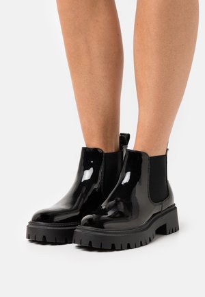 low boots decolletees