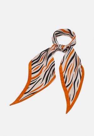 Jedwabna apaszka z pomarańczowymi, czarnymi i białymi falistymi pasami, zawiązana luźnym węzłem z ostrymi końcami i pomarańczową obwódką.