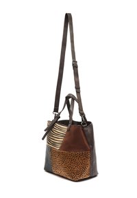 Flerfärgad handväska med en blandning av zebramönstrad tyg, brunt mockaskinn, prickigt läder och svart strukturerat material. Justerbar axelrem.