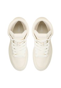 Sneaker alte bianche realizzate in morbido materiale sintentico, con lacci piatti e supporto per la caviglia imbottito. Un marchio discreto è visibile all'interno.
