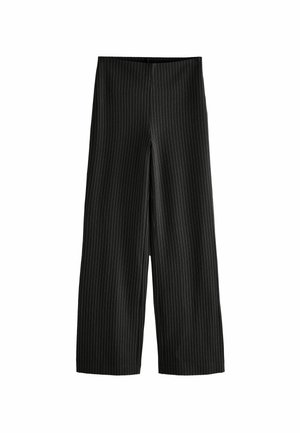 Schwarze weit geschnittene Hosen mit dünnen weißen vertikalen Nadelstreifen und hoher Taille, flach auf weißem Hintergrund ausgelegt.