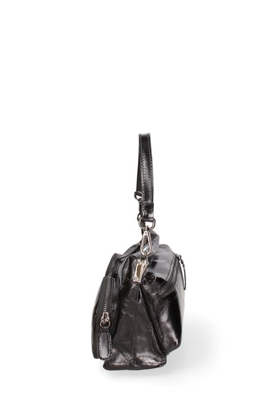 Sac à main en cuir verni noir avec une forme élancée, des compartiments zippés, une poignée courte et des accents en métal argenté. Texture lisse et brillante.