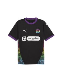 Jersey negro de manga corta con cuello púrpura y un patrón degradado en el dobladillo, con un logo circular y el nombre de un patrocinador en blanco.