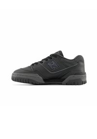 Chaussure de sport noire en cuir synthétique. Caractéristiques : design basse, surface texturée, bout rond et semelle en caoutchouc à motifs.