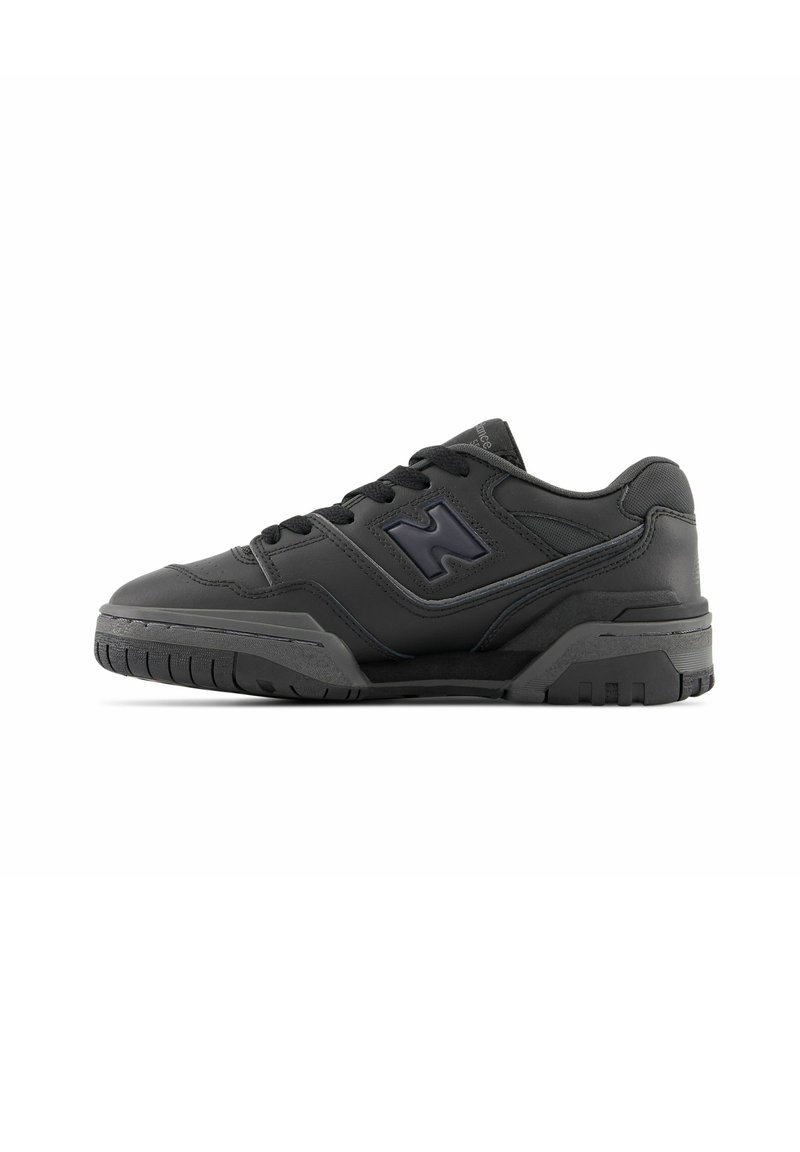 Chaussure de sport noire en cuir synthétique. Caractéristiques : design basse, surface texturée, bout rond et semelle en caoutchouc à motifs.