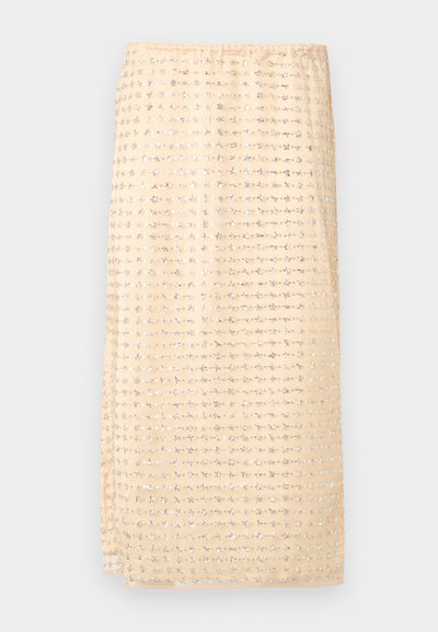 Jupe beige avec une ceinture froncée, ornée de broderies florales argentées en motif quadrillé, tissu texturé et forme fluide.