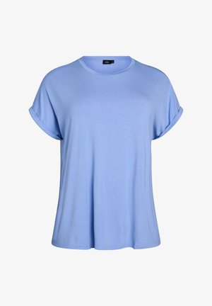 Svetlo modra majica iz mehkega blaga, z okroglim izrezom, kratkimi zavitimi rokavi in ohlapnim krojem. Gladka tekstura po celotni površini.