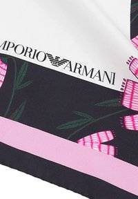Foulard in seta con un motivo floreale in rosa e verde su uno sfondo scuro, con un bordo bianco e rosa e il logo Emporio Armani.