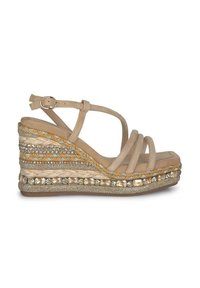 Sandali wedge beige con più cinturini incrociati, piattaforma in juta intrecciata e dettagli metallici, e design con punta quadrata.