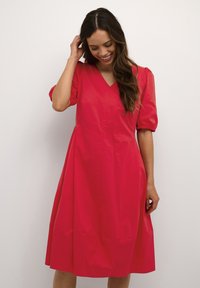 CUANTOINETT SHORT SLEEVE - Vardagsklänning - fiery red — klänning med fickor från Zalando
