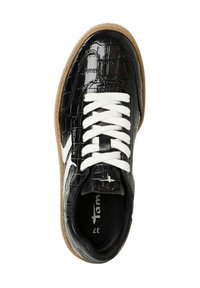 Černé tenisky s krokodýlím vzorem, bílými tkaničkami, kulatou špičkou a hnědou gumovou podrážkou. Vnitřek je vybaven logem a polstrováním.