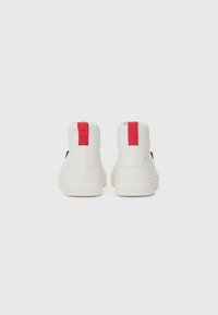 Witte hoge sneakers met rode accenten, gemaakt van een glad materiaal, ronde neus en een gestructureerde zool. Inclusief een logo-tag aan de achterkant.